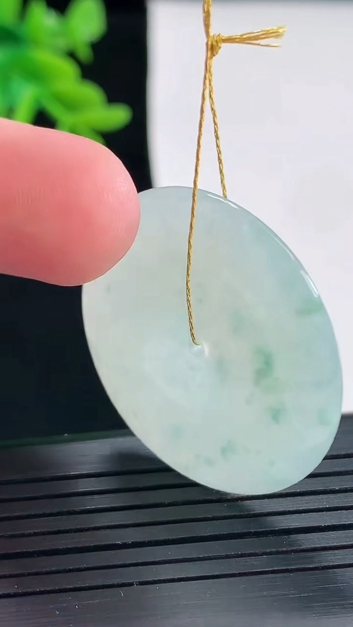 天然A货翡翠飘花平安扣吊坠，尺寸33-5.2重量:12.50g
4月27日