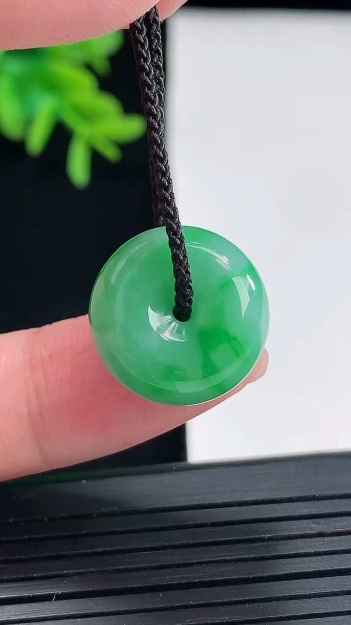 天然A货翡翠路路通吊坠，尺寸17-8.8重量:5.45g
4月27日