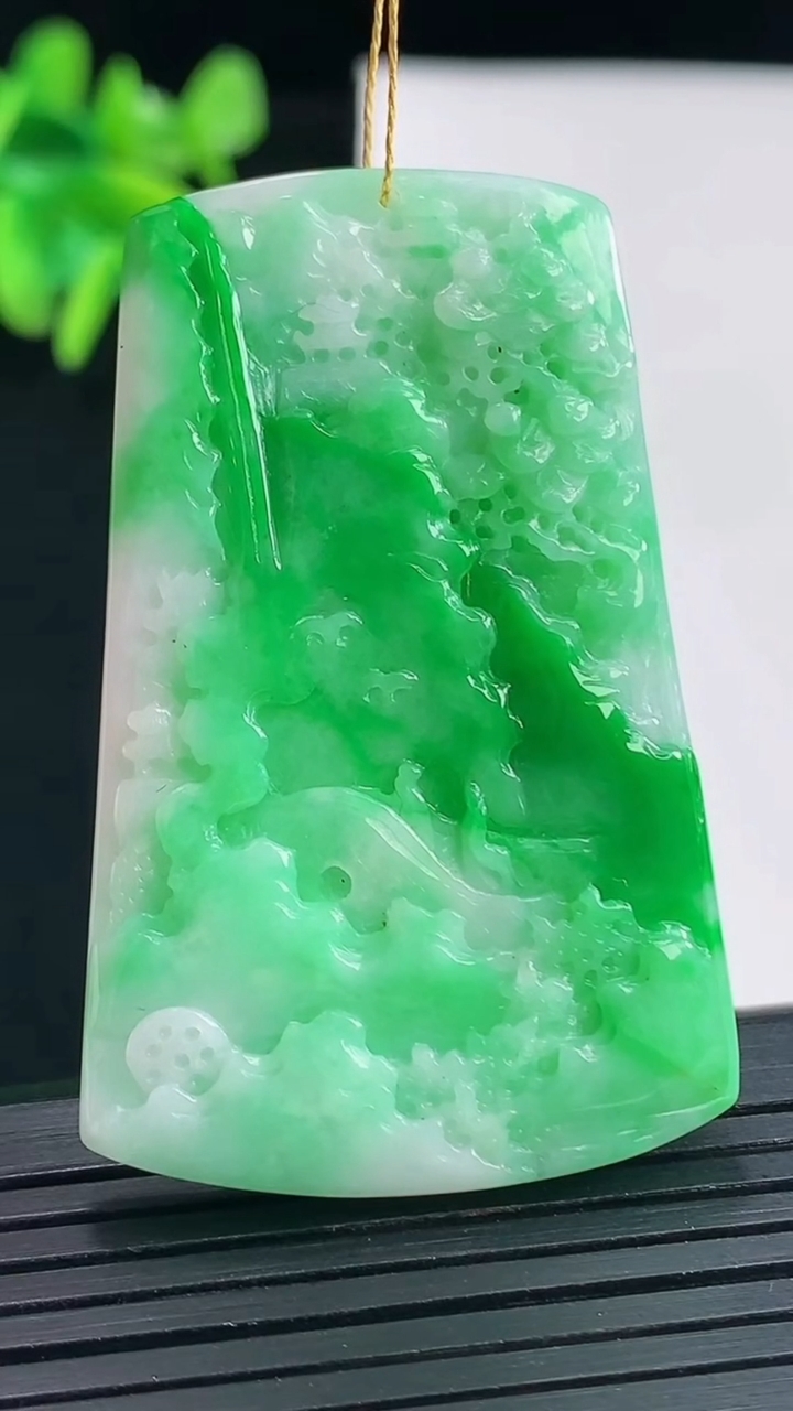 天然A货翡翠山水牌吊坠，尺寸49-31.6-5.2重量:21.24g
4月27日