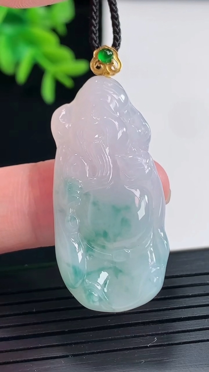 天然A货翡翠18k金飘花财神爷吊坠，尺寸42-18.5-5.8重量:8.37g
4月27日