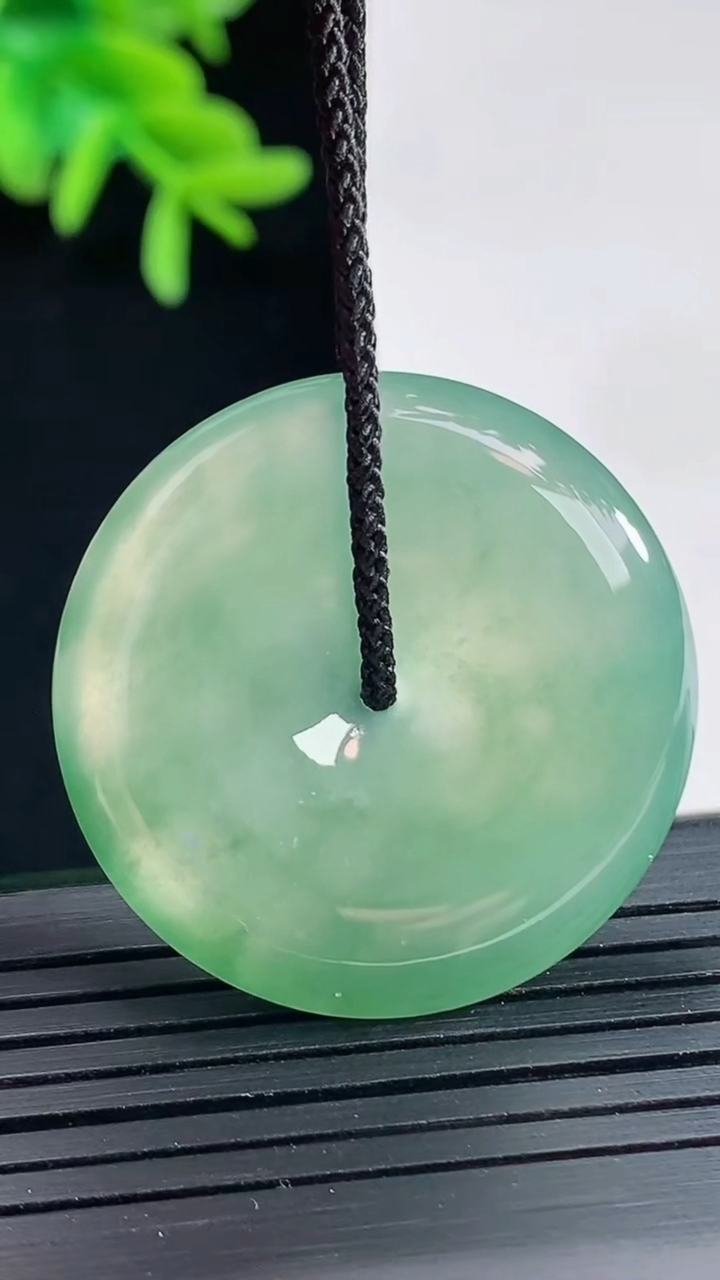 天然A货翡翠平安扣吊坠，尺寸32-5.8重量:12.36g
4月27日