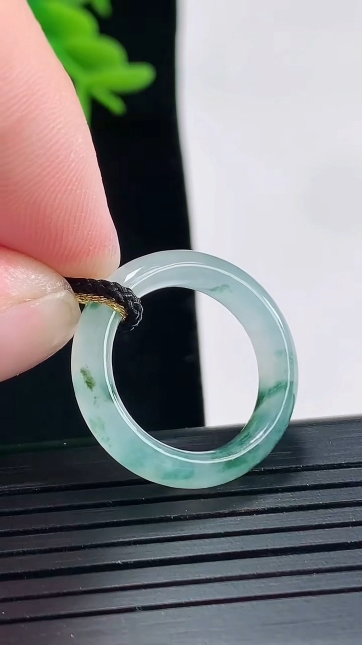天然A货翡翠飘花玉指环 戒指，尺寸16.5-5.5-3.5重量:3.25g2026年4月27日
工厂直销收藏佳品,种好水足，色泽均匀，有种有色，上手高大气！