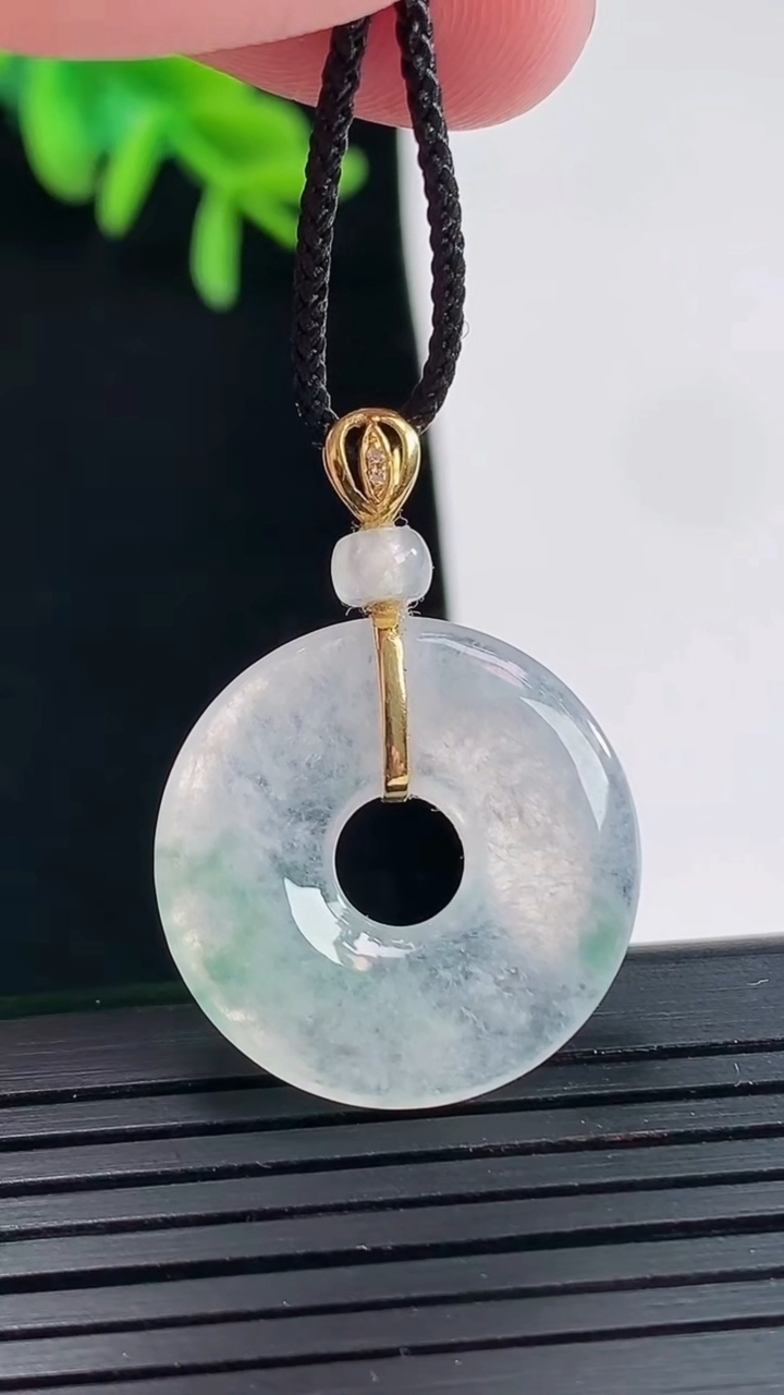 天然A货翡翠平安环吊坠，尺寸22.8-3.5重量:4.15g
4月27日