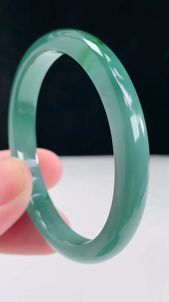 圈口52翡翠a货蓝水宽边手镯尺寸52-45-8.3-5.3重:23.97g2224月27日