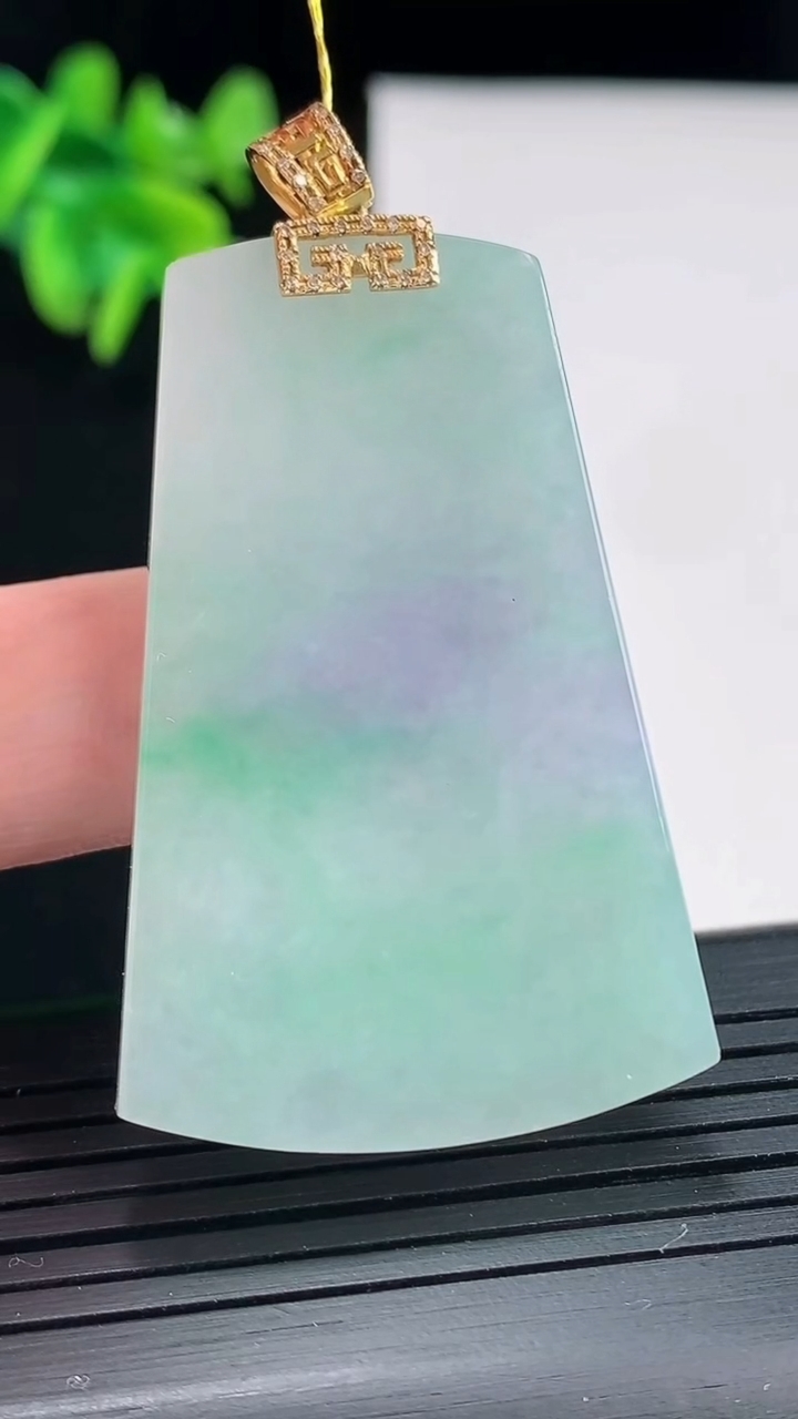 天然A货翡翠无事牌吊坠，尺寸47.5-30.5-3.5重量:14.74g
4月27日