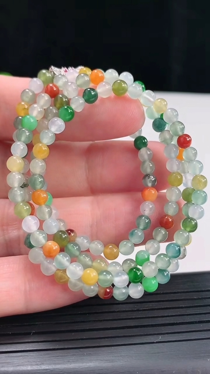 天然A货翡翠三彩圆珠项链，尺寸4-146颗重量:18.09g4月27日
工厂直销收藏佳品,种好水足，色泽均匀，有种有色，上手高大气！