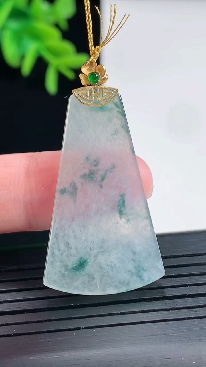 天然A货翡翠18k金飘花无事牌吊坠，尺寸38-21.6-3.3重量:6.66g
4月27日