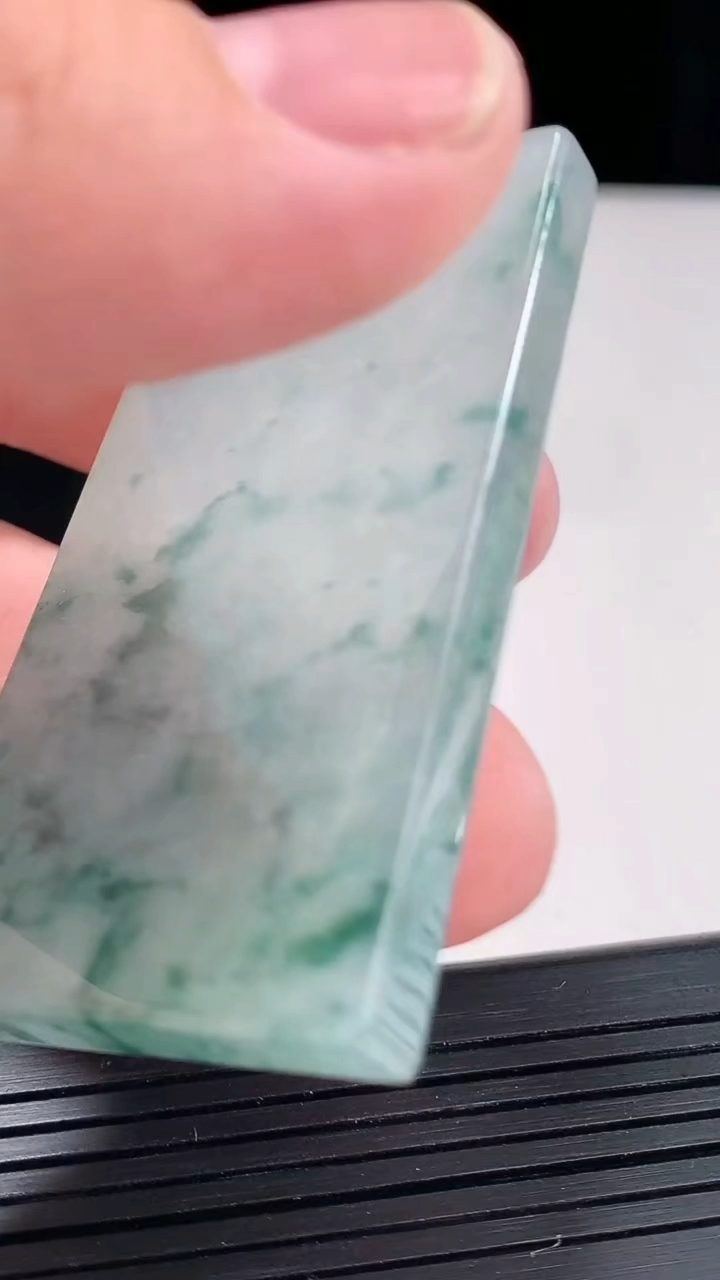 天然A货翡翠飘花无事牌吊坠，尺寸58-31.6-5.6重量:34.73g
4月27日