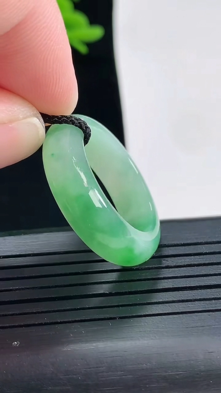 天然A货翡翠玉指环 戒指，尺寸19.6-7-4.2重量:6.37g2026年4月27日
工厂直销收藏佳品,种好水足，色泽均匀，有种有色，上手高大气！