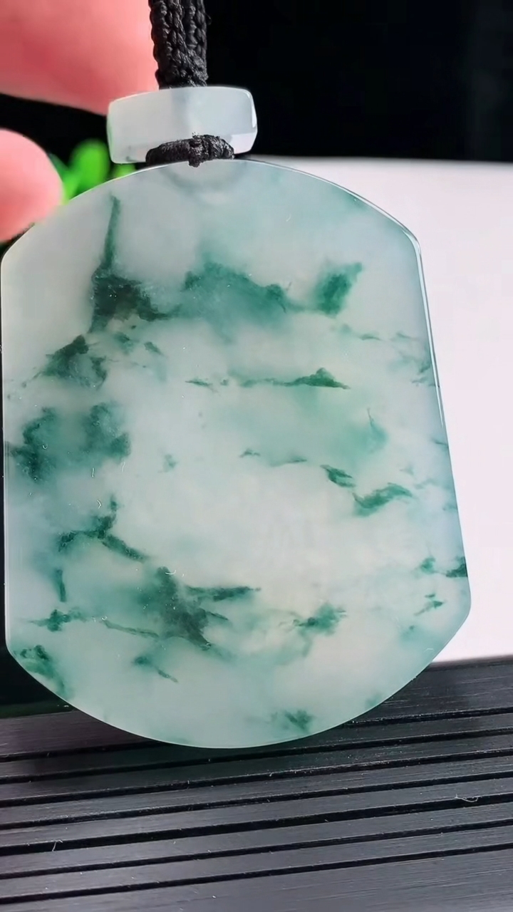 天然A货翡翠种飘花无事牌吊坠，尺寸55.5-44-6重量:48.14g
4月27日