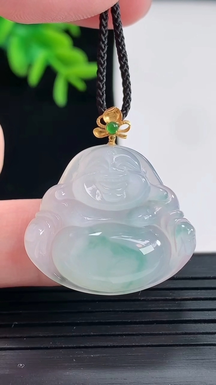 天然A货翡翠种飘花佛公吊坠，尺寸24-28-6重量:6.40g
4月27日