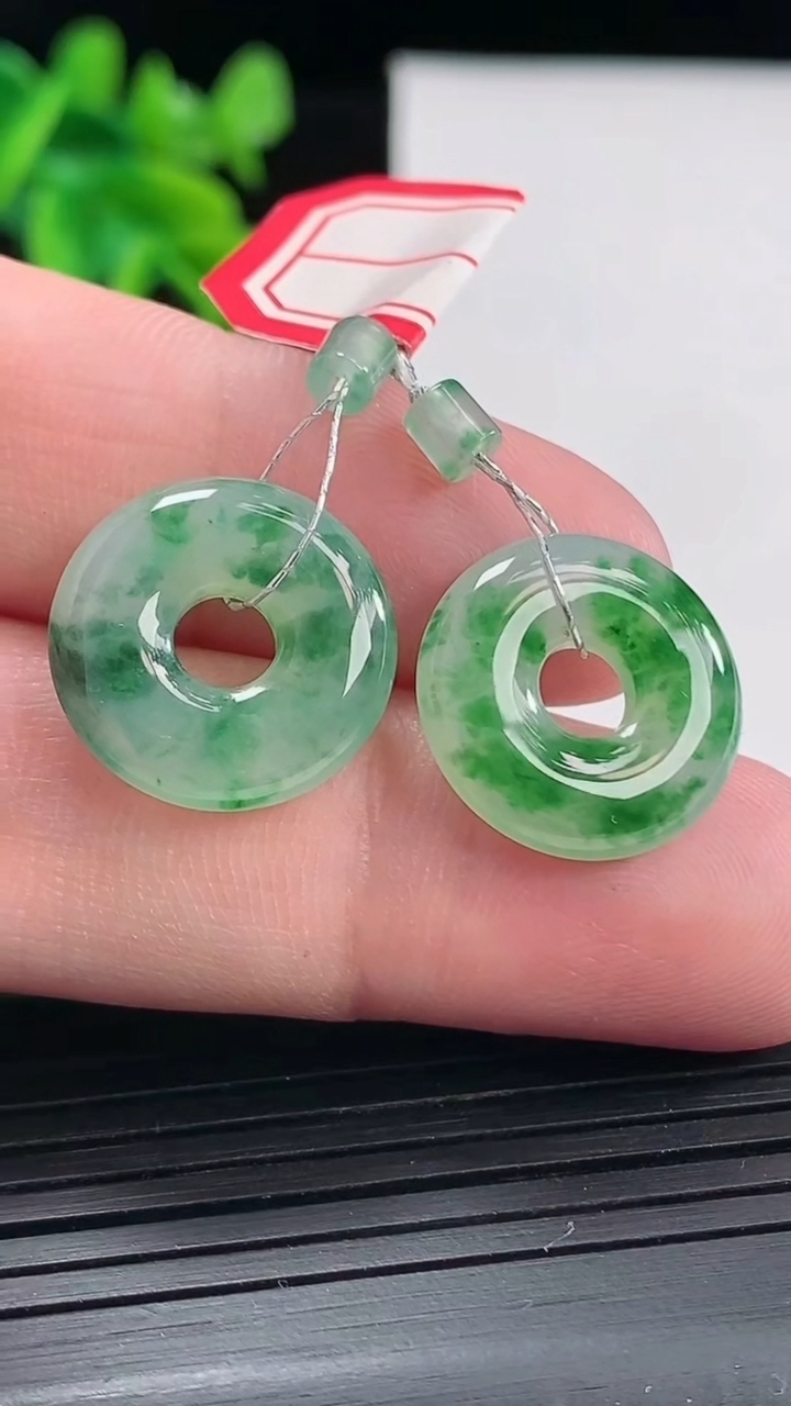 天然A货翡翠飘花子母平安环吊坠一对，尺寸17-3.5重量:4.43g
4月27日