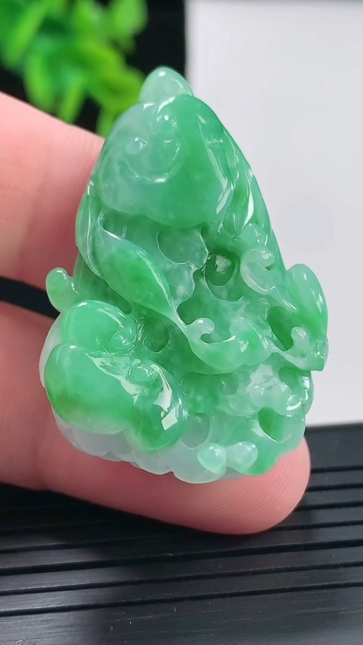 天然A货翡翠白菜吊坠，尺寸39-26.8-14.5重量:17.38g
4月27日
