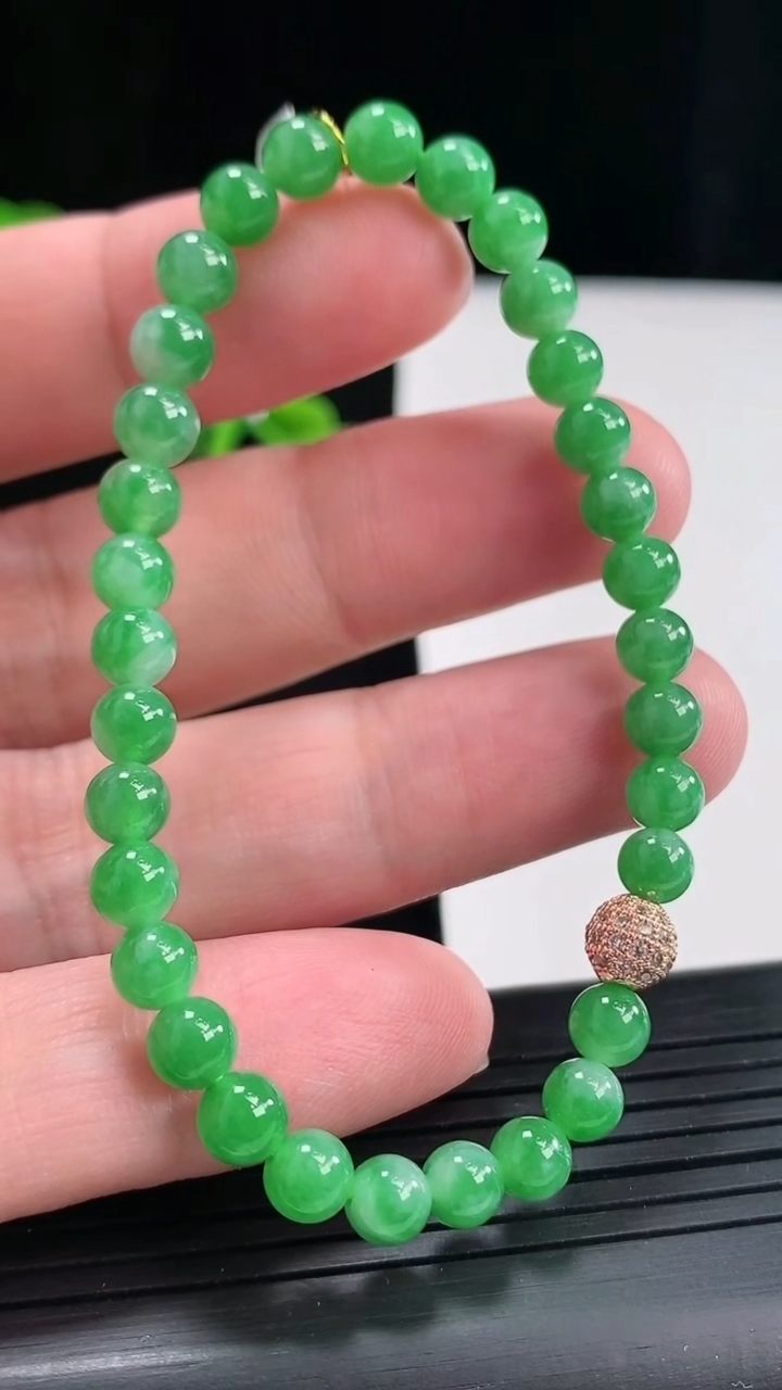 天然A货翡翠圆珠手串，尺寸5.5-32颗重量:8.89g4月27日
工厂直销收藏佳品,种好水足，色泽均匀，有种有色，上手高大气！