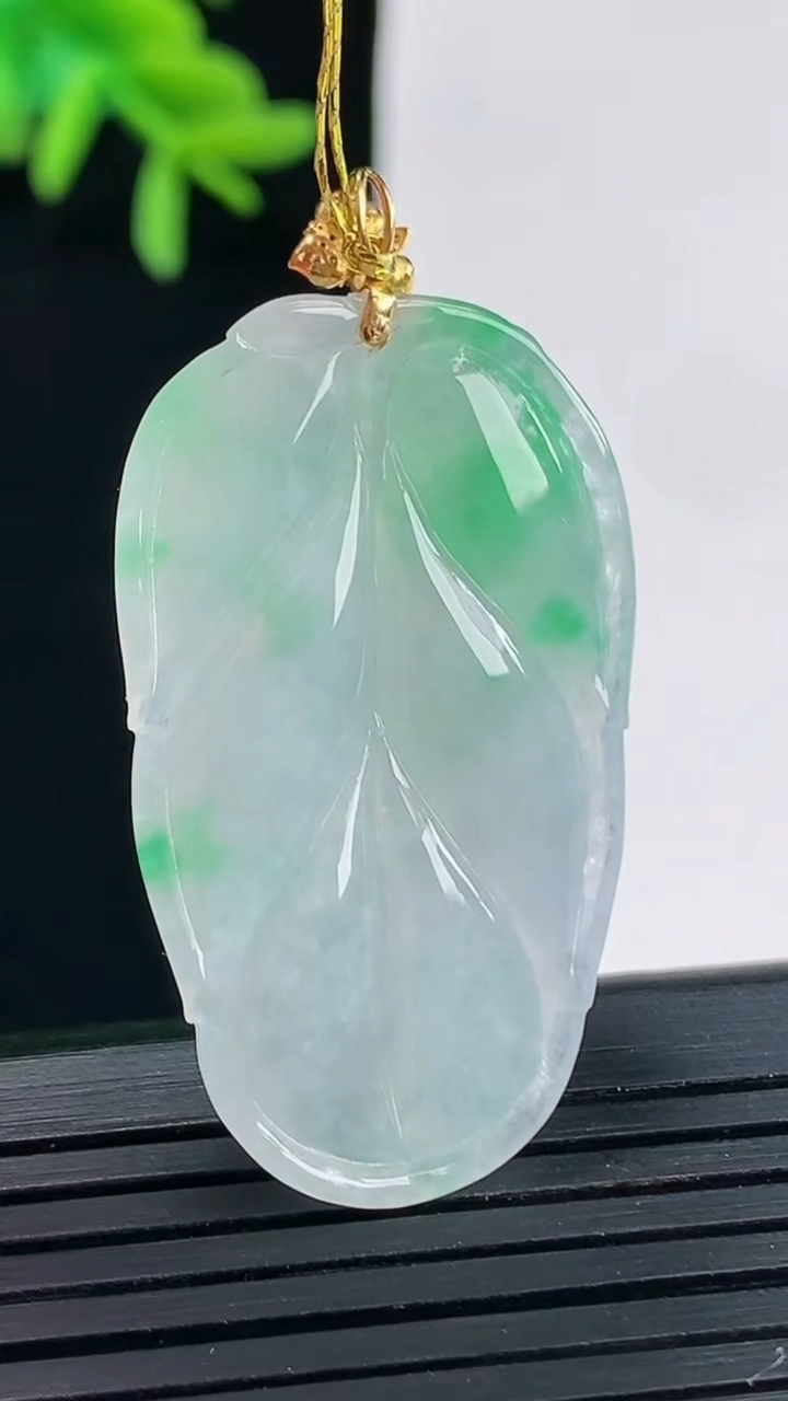 天然A货翡翠金枝玉叶 叶子吊坠，尺寸35-22.6-4重量:8.51g
4月27日