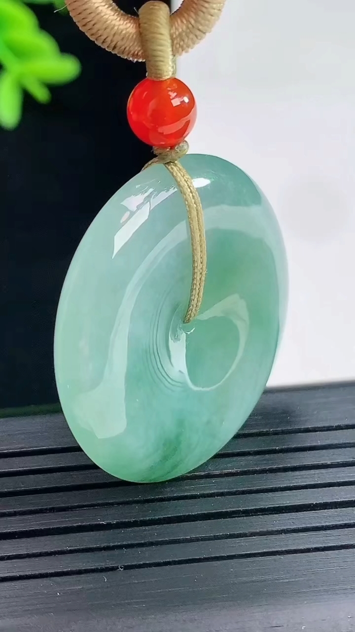 天然A货翡翠飘花平安扣吊坠，尺寸32.6-5.8重量:17.36g
4月27日