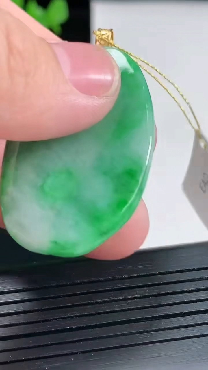 天然A货翡翠喜上眉梢吊坠，尺寸43-27-7重量:14.94g
4月27日