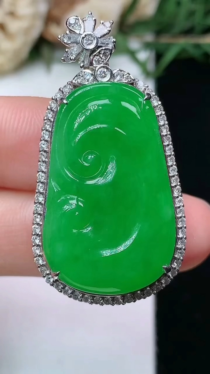 天然A货翡翠如意吊坠，尺寸37.3-19.7-9.8，裸石26.3-16.5，重量:10.17g
4