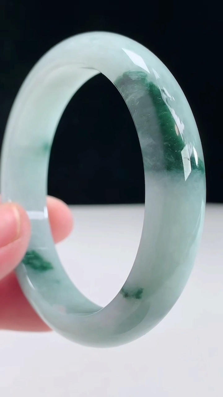 圈口56-57翡翠a货飘花宽边手镯尺寸56.3-12.7-8.4重:52.50g9614月27日