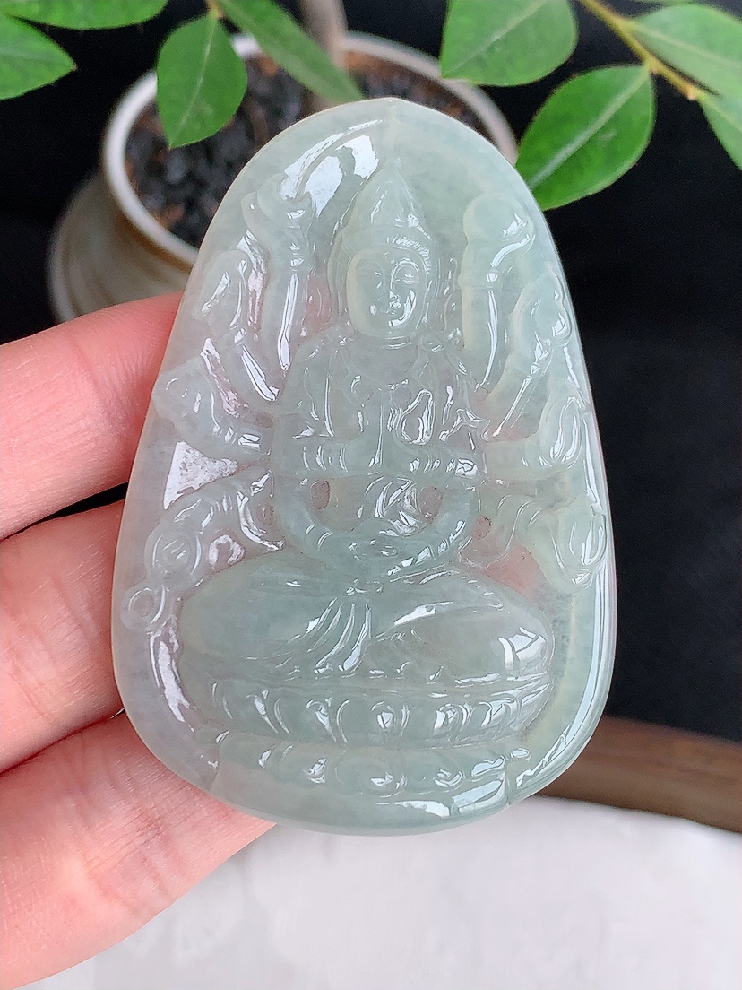 天然A货翡翠晴水千手观音吊坠 
尺寸62.3-41.4-5.6mm 重量27.28g 0426