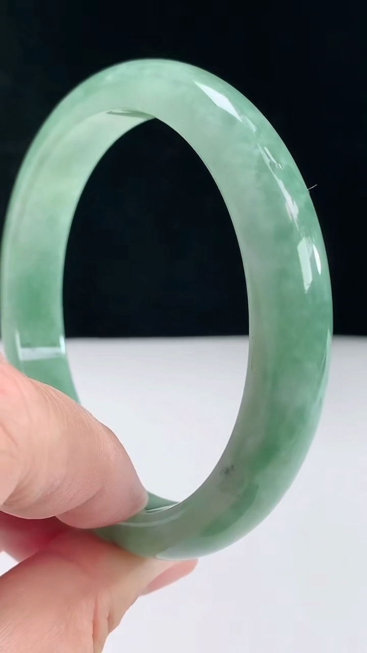 圈口66翡翠a货宽边大圈口手镯尺寸66-12.3-8.4重:66.27g2224月27日