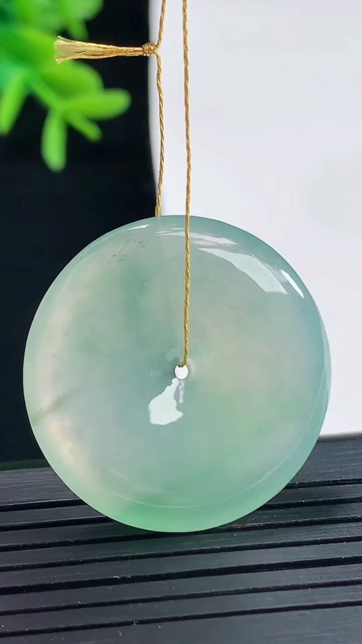 天然A货翡翠平安扣吊坠，尺寸30-5.2重量:10.19g
4月27日