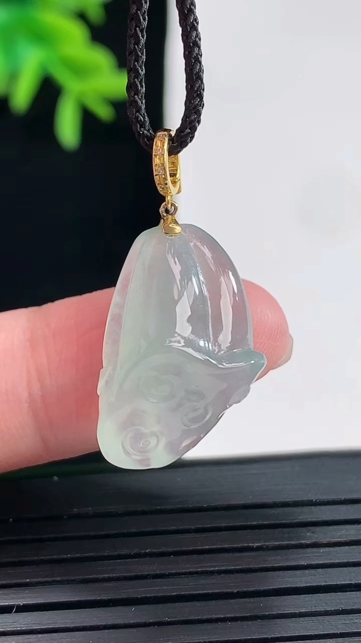 天然A货翡翠莲蓬吊坠，尺寸21.8-14.5-8重量:3.74g
4月27日