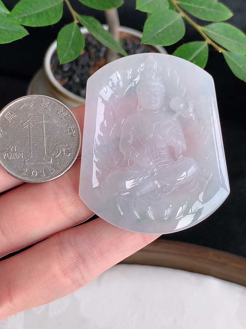 天然A货翡翠飘花一刀切大势至菩萨吊坠 
尺寸52-41.6-5.4mm 重量25.58g 0426