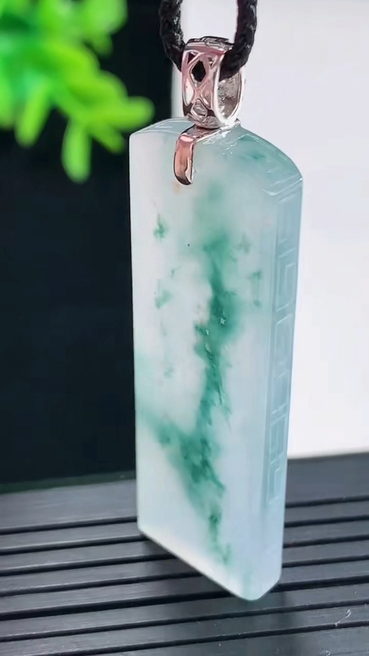 天然A货翡翠种飘花仿古无事牌吊坠，尺寸44-15-5重量:11.28g
4月27日