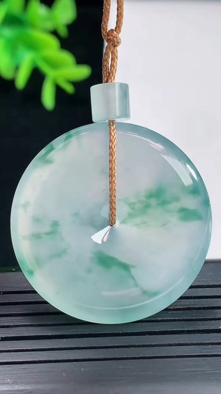 天然A货翡翠种飘花平安扣吊坠，尺寸34-5.8重量:14.40g
4月27日