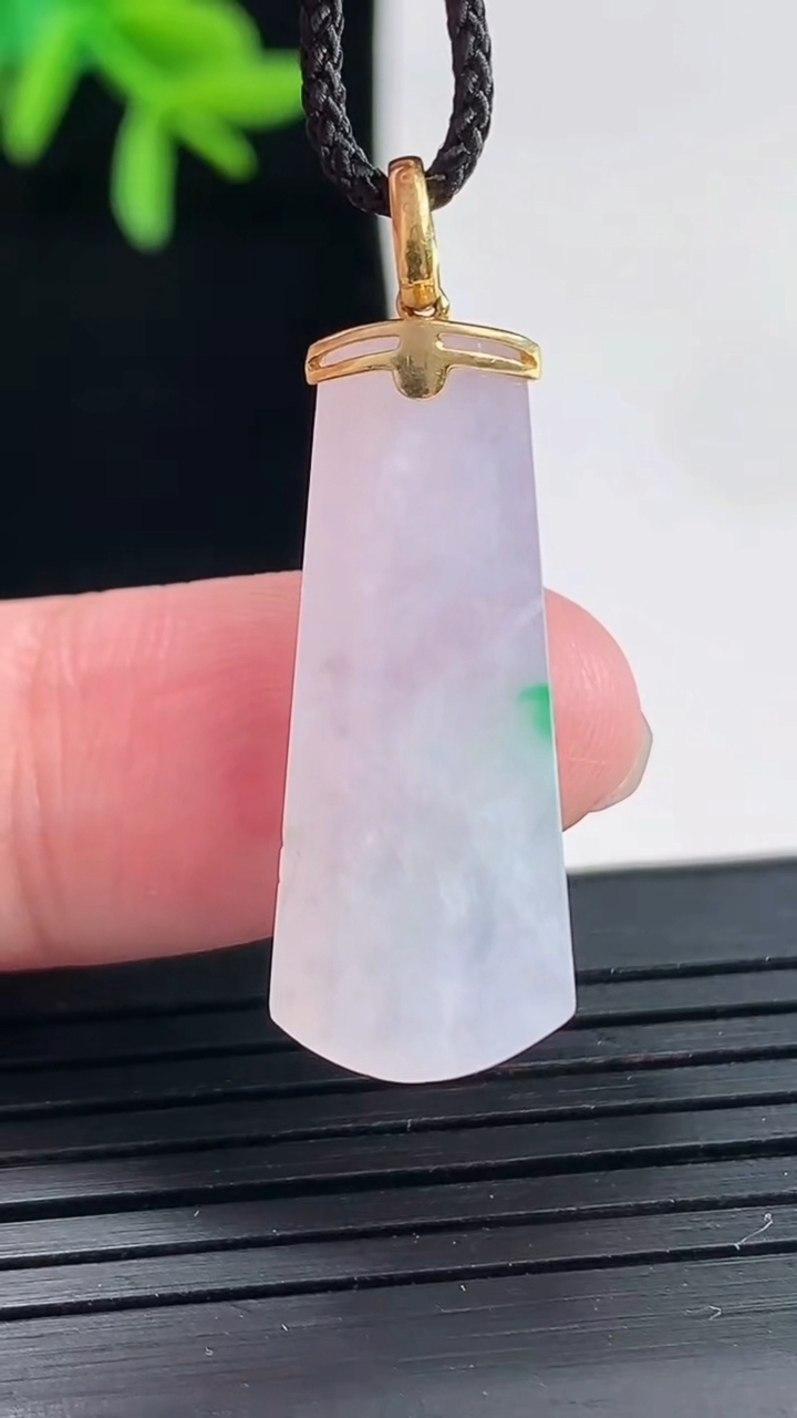 天然A货翡翠无事牌吊坠，尺寸27.4-11-5.2重量:3.24g
4月27日