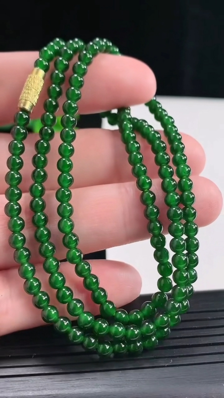 天然A货翡翠圆珠项链，尺寸4-150颗重量:16.06g4月27日
工厂直销收藏佳品,种好水足，色泽均匀，有种有色，上手高大气！