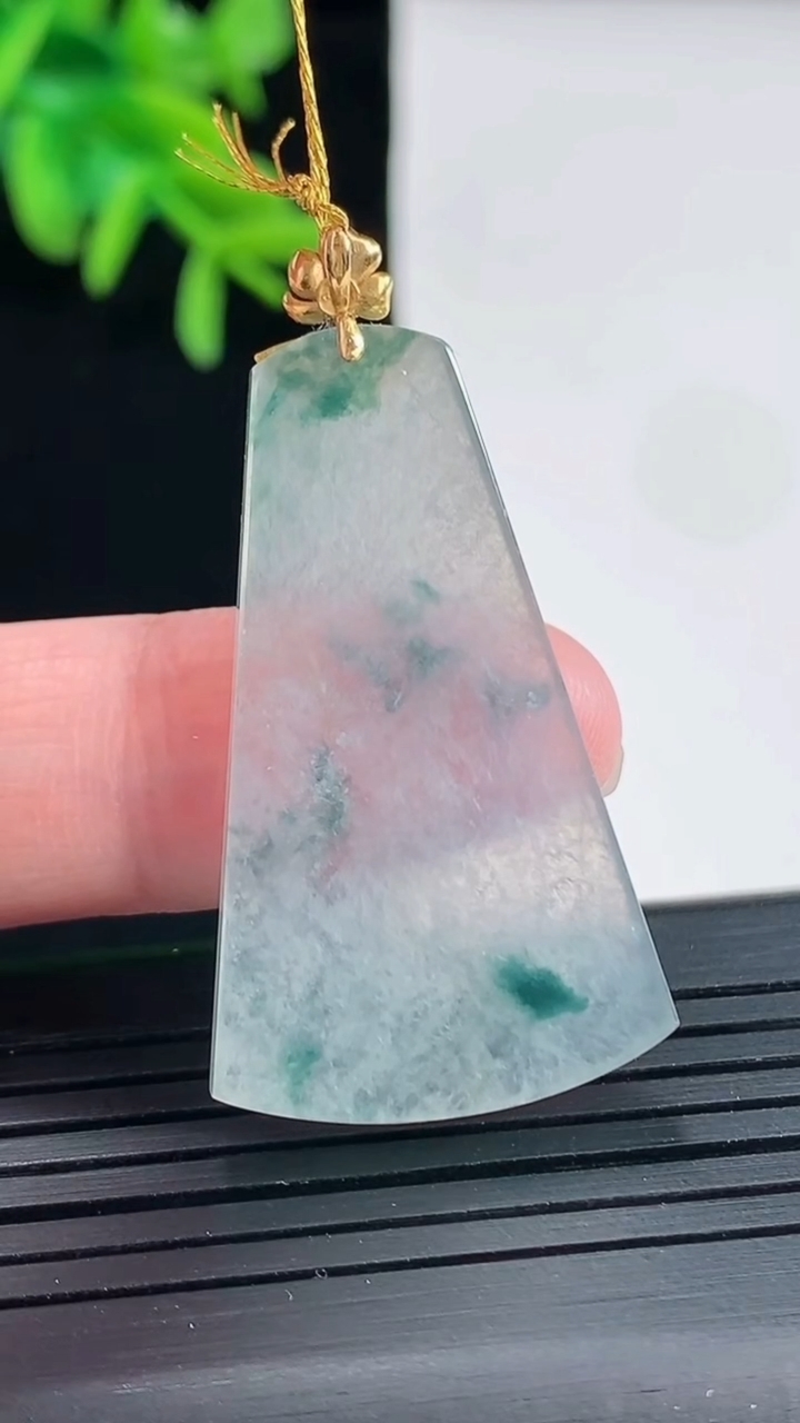 天然A货翡翠18k金飘花无事牌吊坠，尺寸38-21.6-3.3重量:6.66g
4月27日