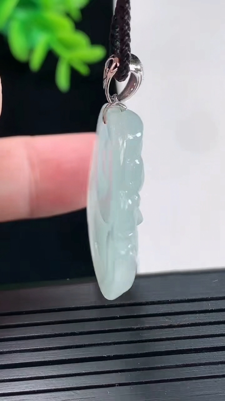 天然A货翡翠佛公吊坠，尺寸28.5-33-5.5重量:8.83g
4月27日