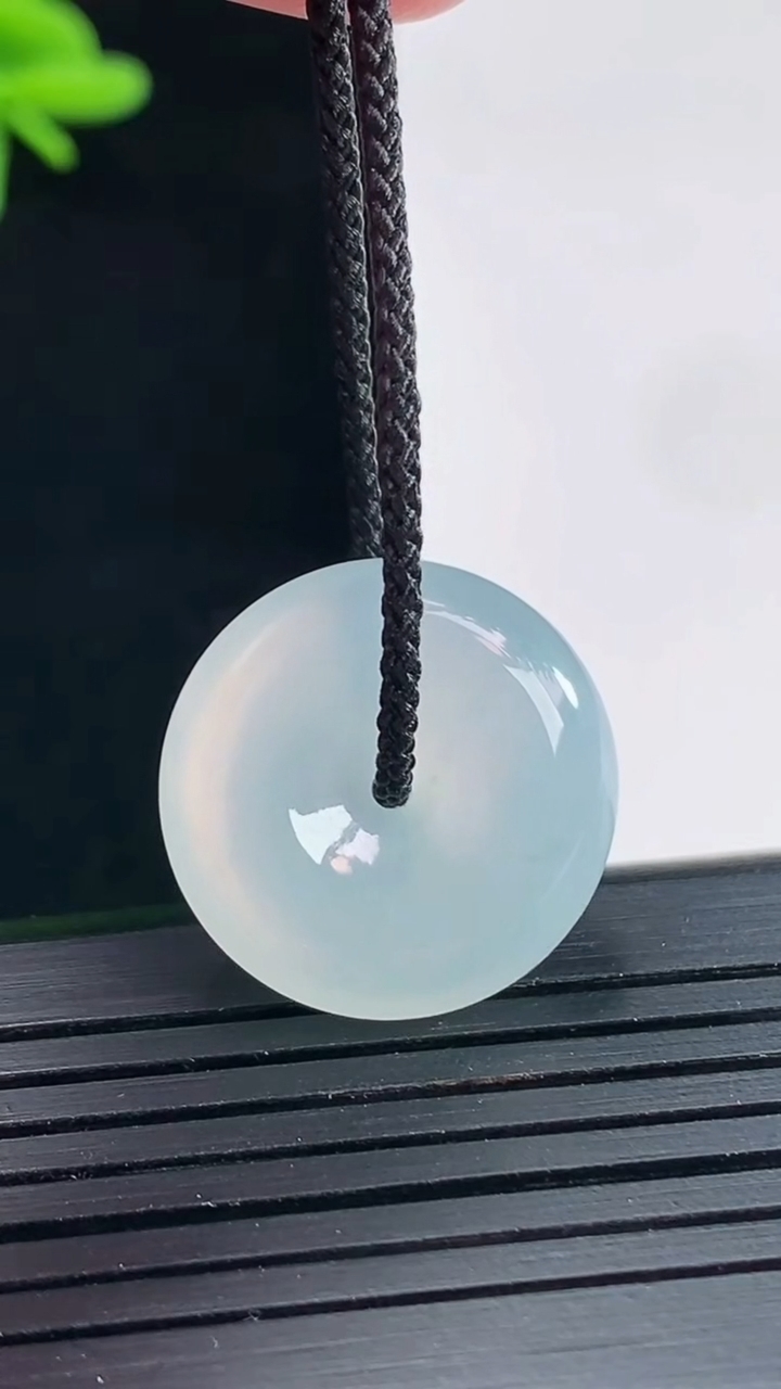 天然A货翡翠平安扣吊坠，尺寸20-5.5重量:4.59g
4月27日