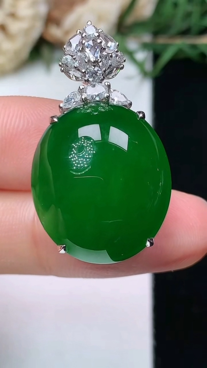 天然A货翡翠蛋面吊坠，尺寸20.2-17.8-13.6，重量:9.39g
4月27日