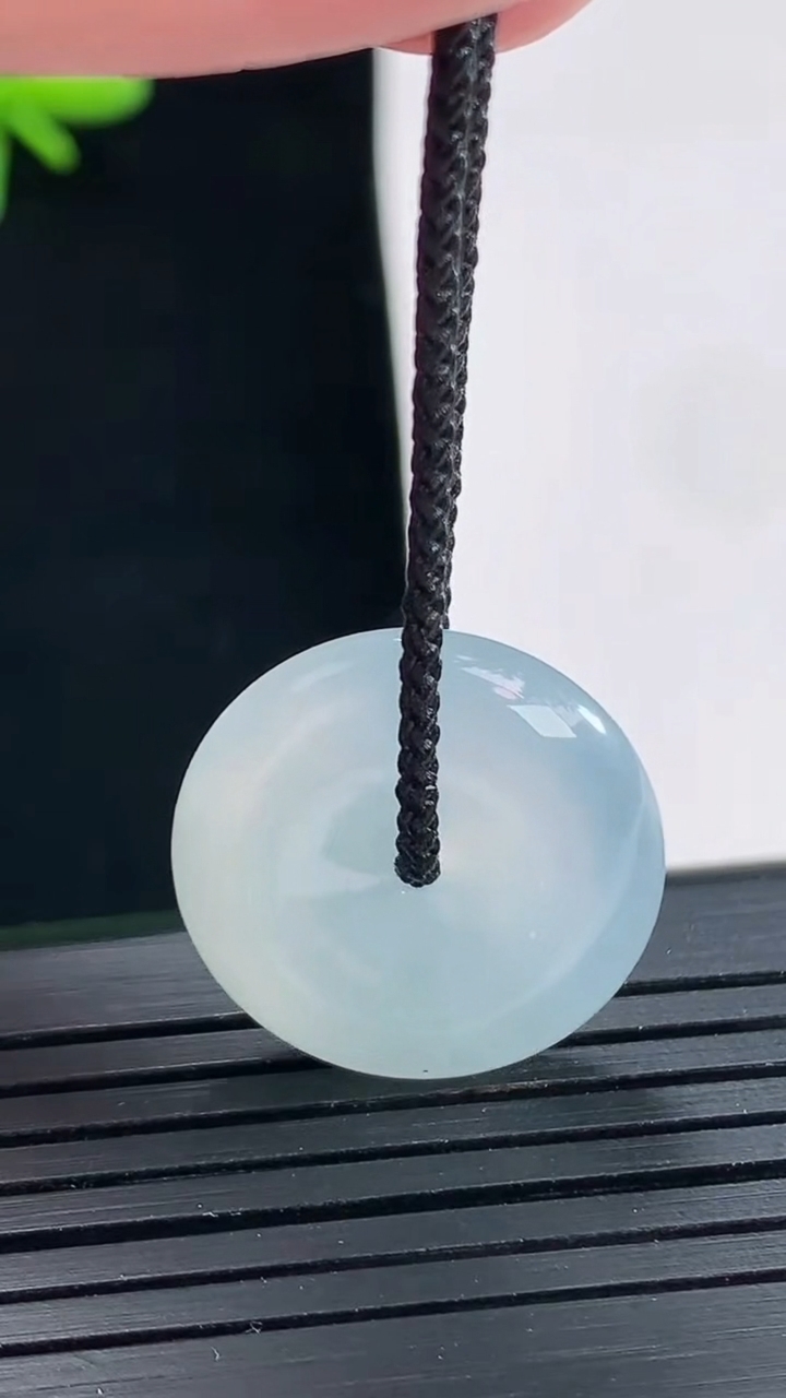 天然A货翡翠平安扣吊坠，尺寸20-5.5重量:4.59g
4月27日