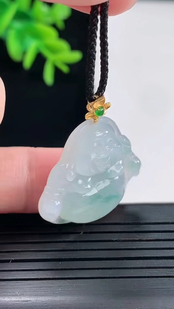 天然A货翡翠种飘花佛公吊坠，尺寸24-28-6重量:6.40g
4月27日