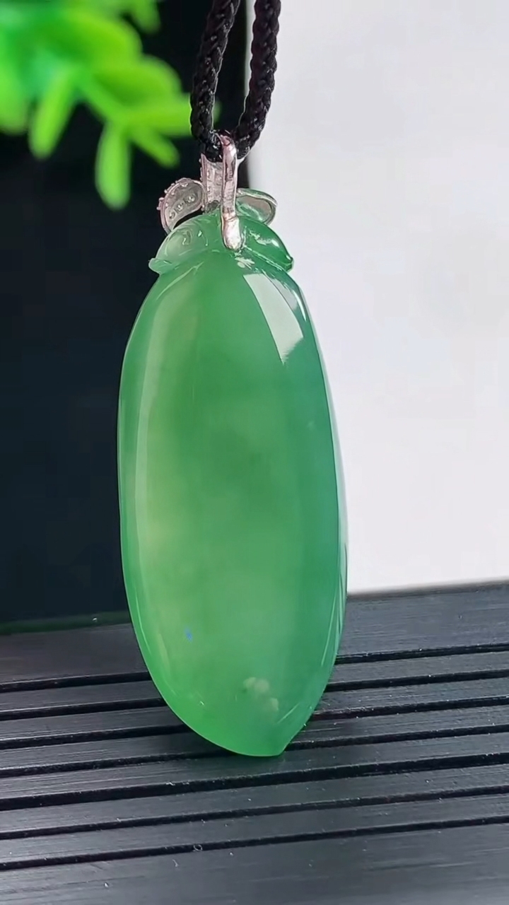 天然A货翡翠福瓜吊坠，尺寸33-15-6重量:7.09g
4月27日