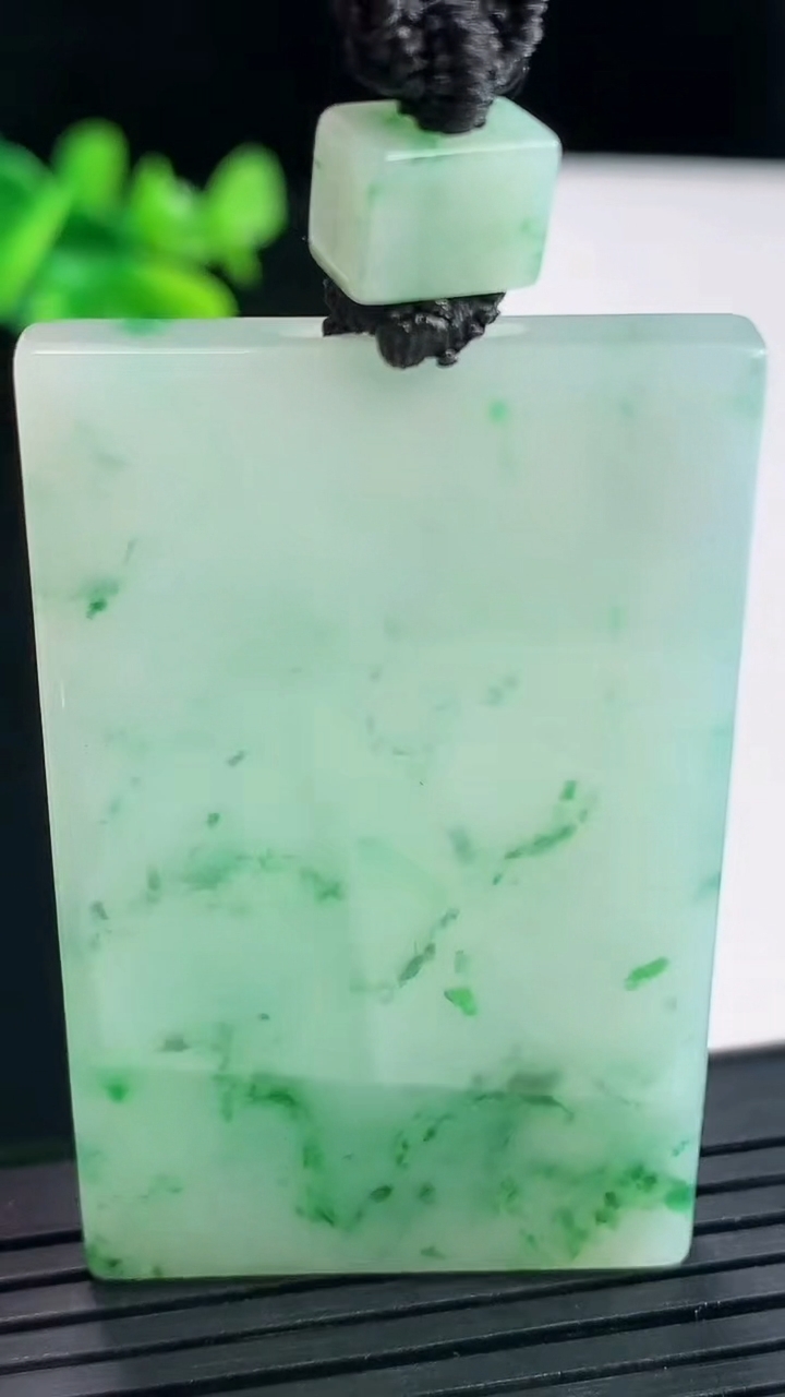 天然A货翡翠冰种飘花仿古无事牌吊坠，尺寸49.6-31-5重量:30.35
4月27日