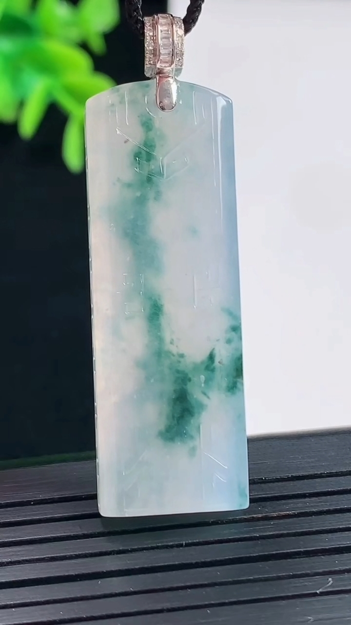 天然A货翡翠种飘花仿古无事牌吊坠，尺寸44-15-5重量:11.28g
4月27日