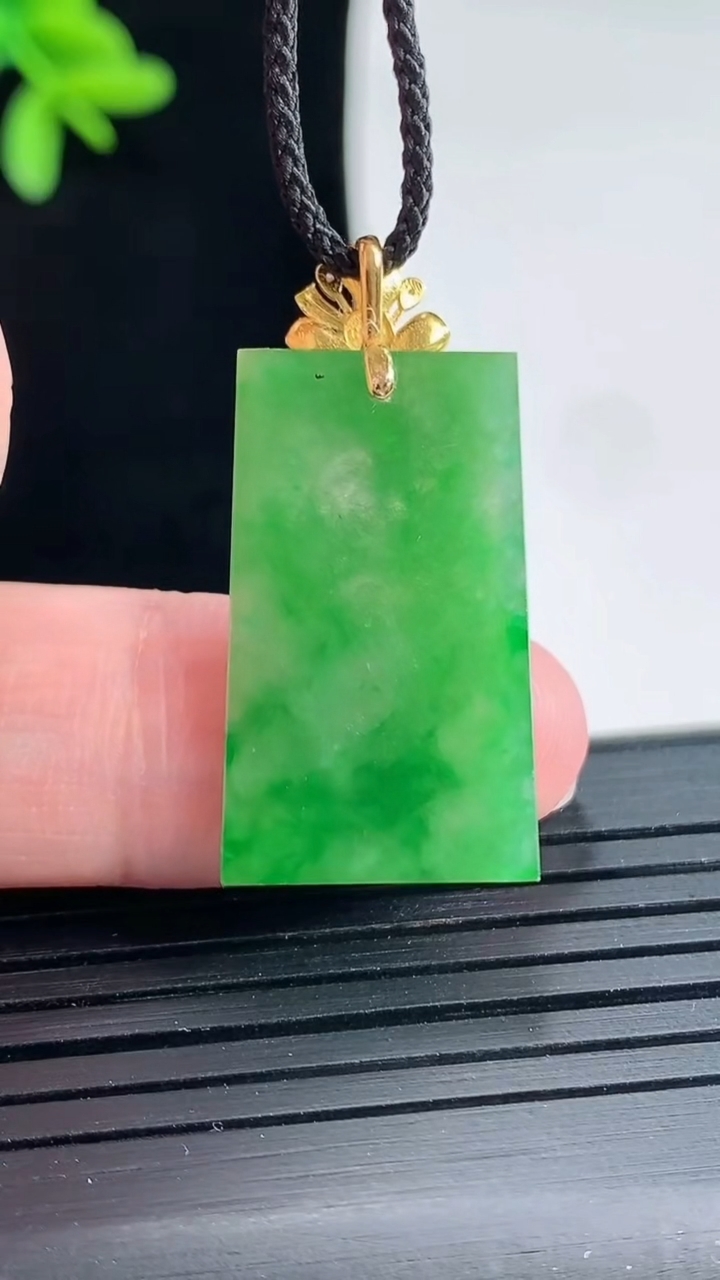 天然A货翡翠无事牌吊坠，尺寸23.6-15-2.2重量:2.72g
4月27日