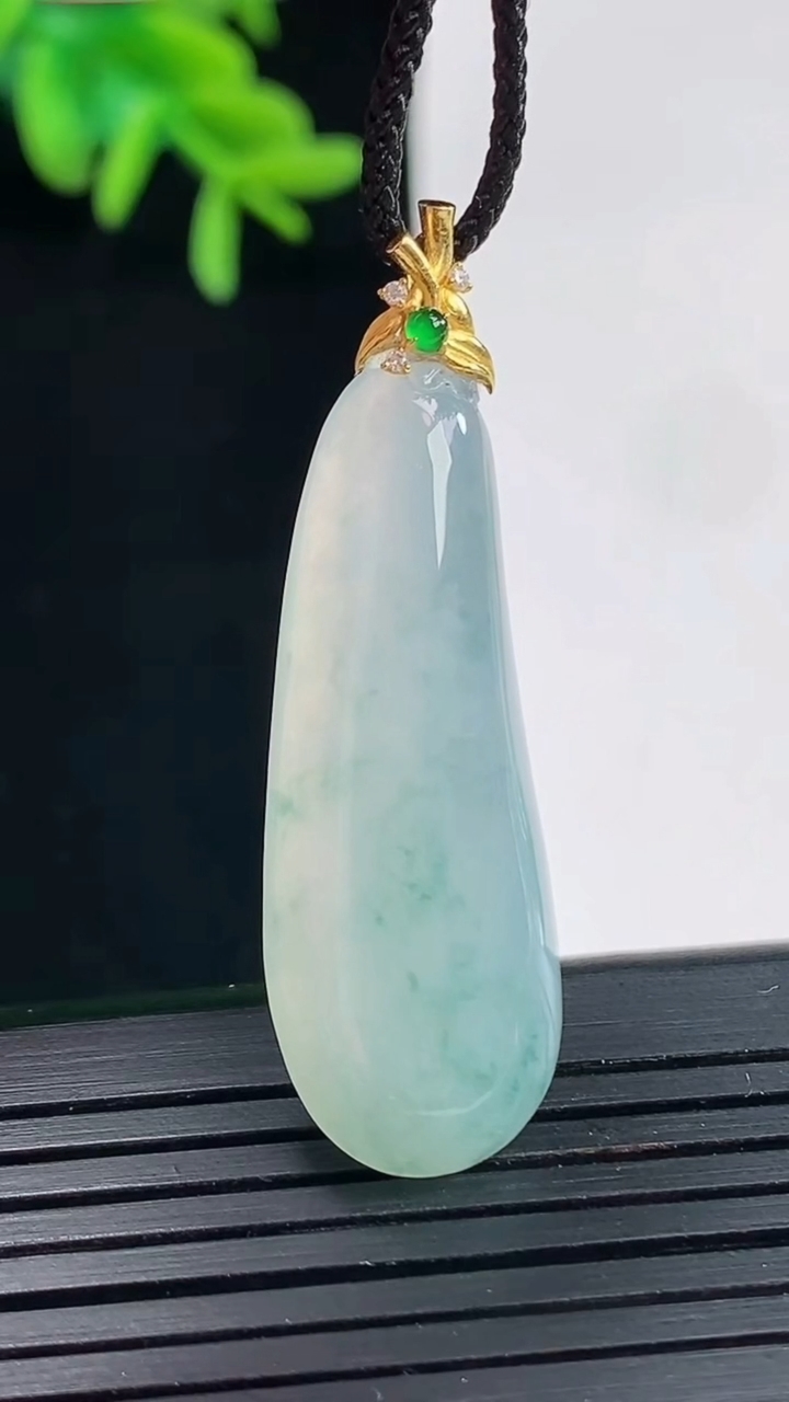 天然A货翡翠种飘花福瓜吊坠，尺寸36-12-6.5重量:5.88g
4月27日