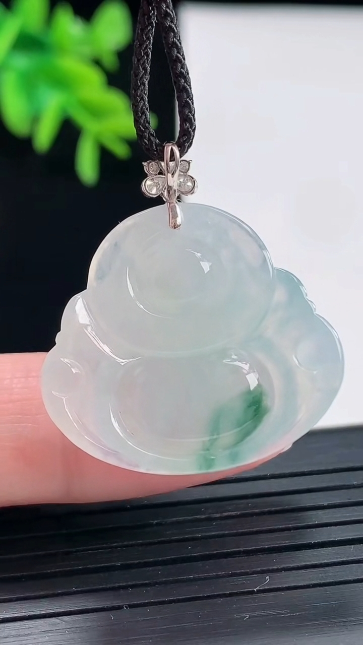 天然A货翡翠种飘花佛公吊坠，尺寸24.5-28-6重量:6.67g
4月27日