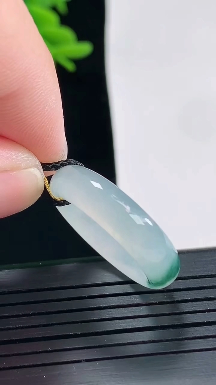 天然A货翡翠飘花玉指环 戒指，尺寸17.5-5.6-4重量:4.37g2026年4月27日
工厂直销收藏佳品,种好水足，色泽均匀，有种有色，上手高大气！