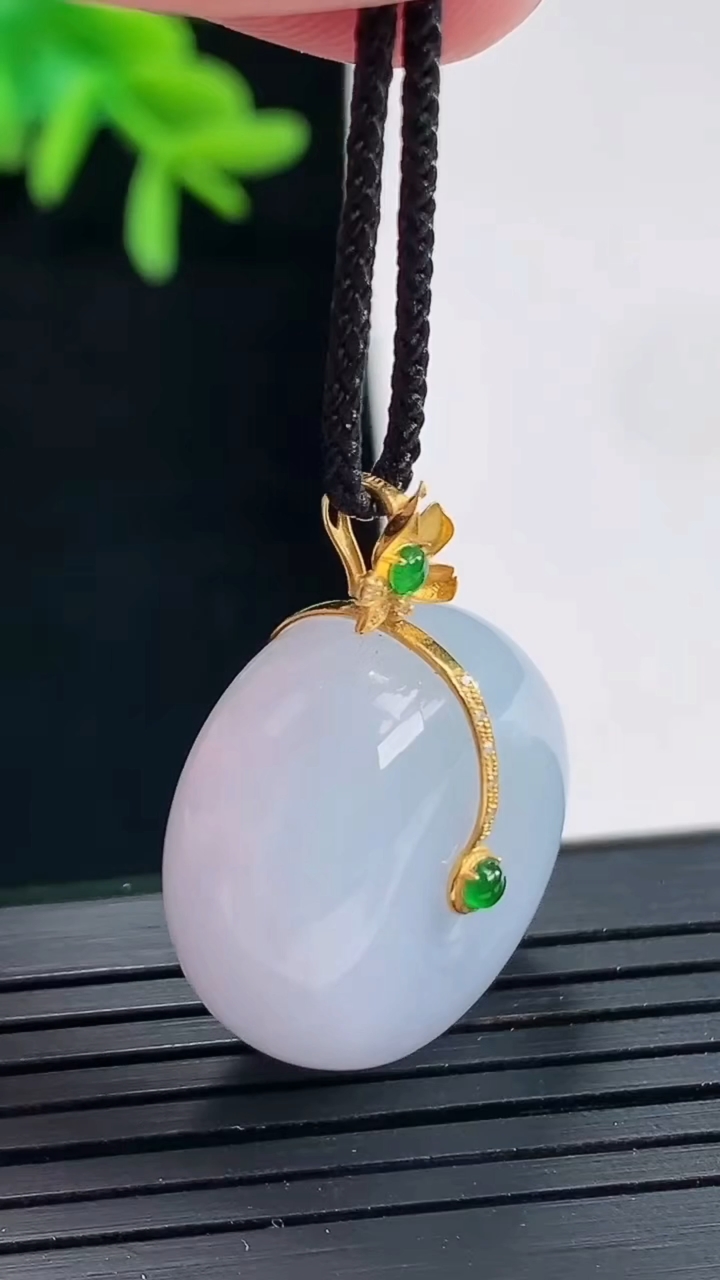 天然A货翡翠18k金紫罗兰路路通吊坠，尺寸21.5-11.5重量:11.61g
4月27日