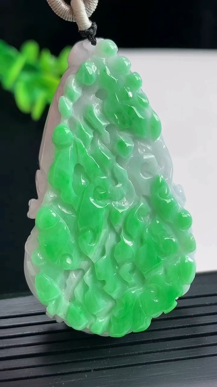 天然A货翡翠白菜吊坠，尺寸57-34-16重量:50.89g
4月27日