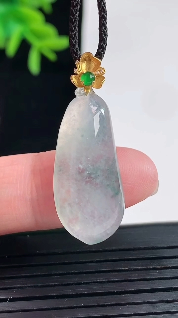 天然A货翡翠种飘花福瓜吊坠，尺寸25-12.6-5.6重量:3.83g
4月27日
