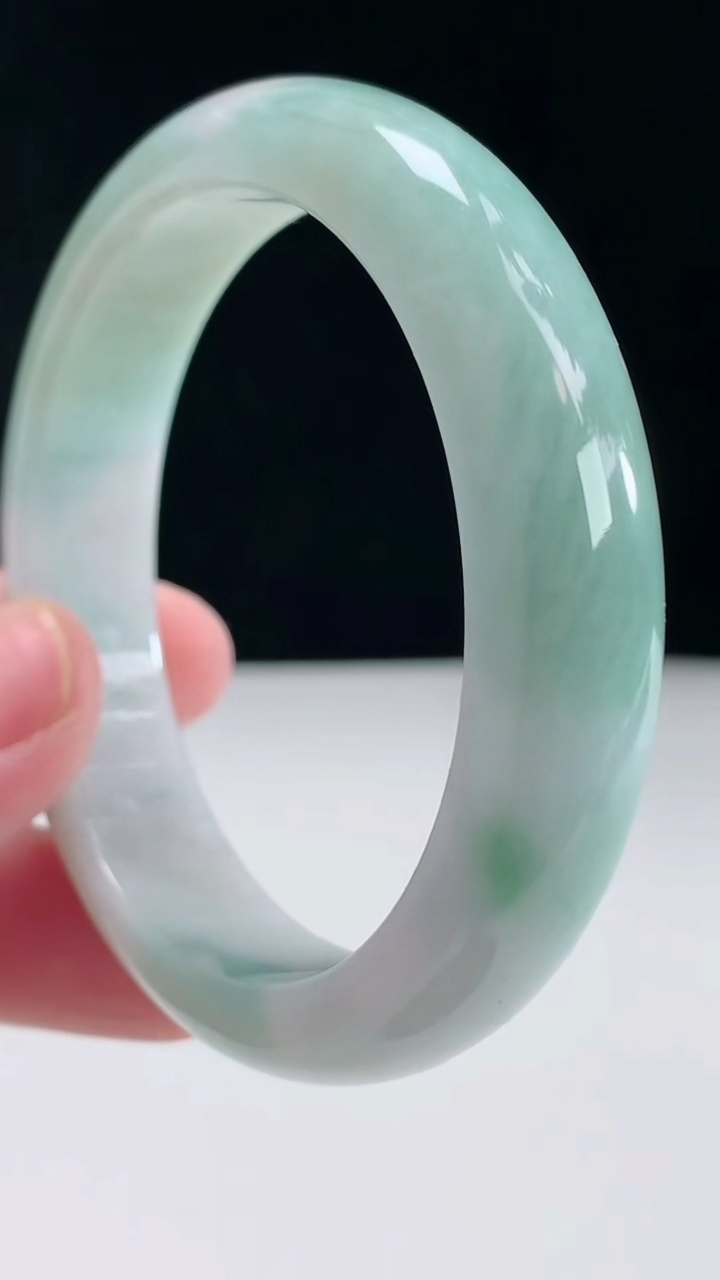 圈口55-56翡翠a货宽边手镯尺寸55.7-13.3-8.1重:57.14g1374月27日