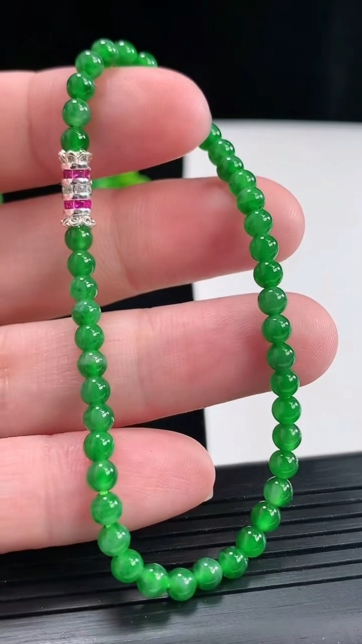 天然A货翡翠圆珠手串，尺寸4-45颗星星重量:5.38g4月27日
工厂直销收藏佳品,种好水足，色泽均匀，有种有色，上手高大气！